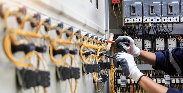 Professional Electrician technician working in Hazel Crest, IL
